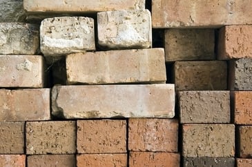 A pile of bricks organised in a misaligned way